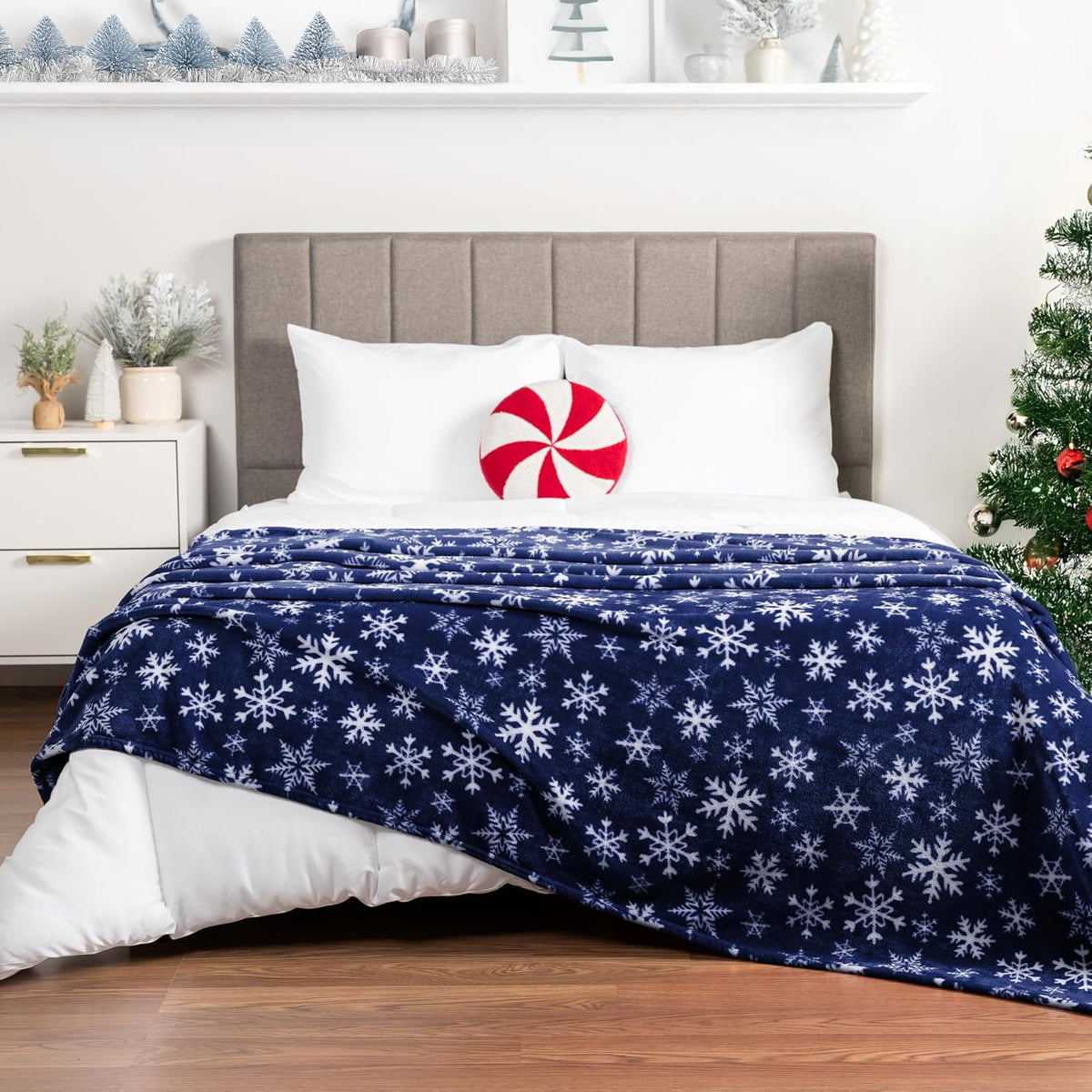 Holiday Reindeer & Snowflakes Fleece Throw Blanket – Red, 50" x 60"